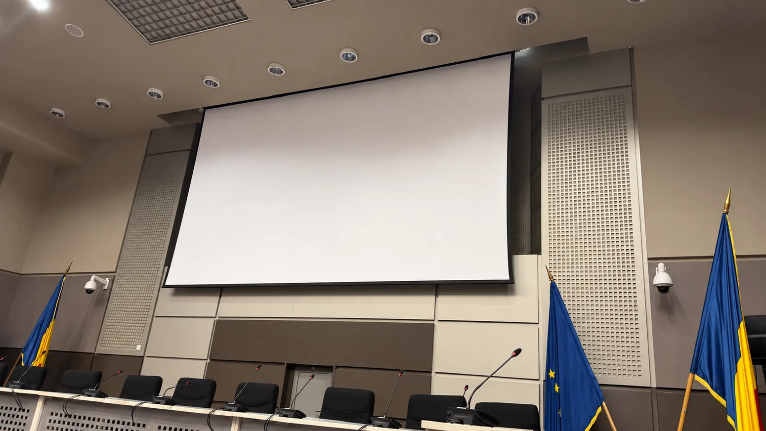 Prezidiu și microfoane în sala mare