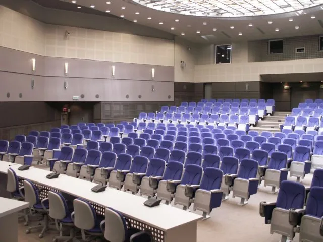 Scena și ecranul de proiecție din sala mare