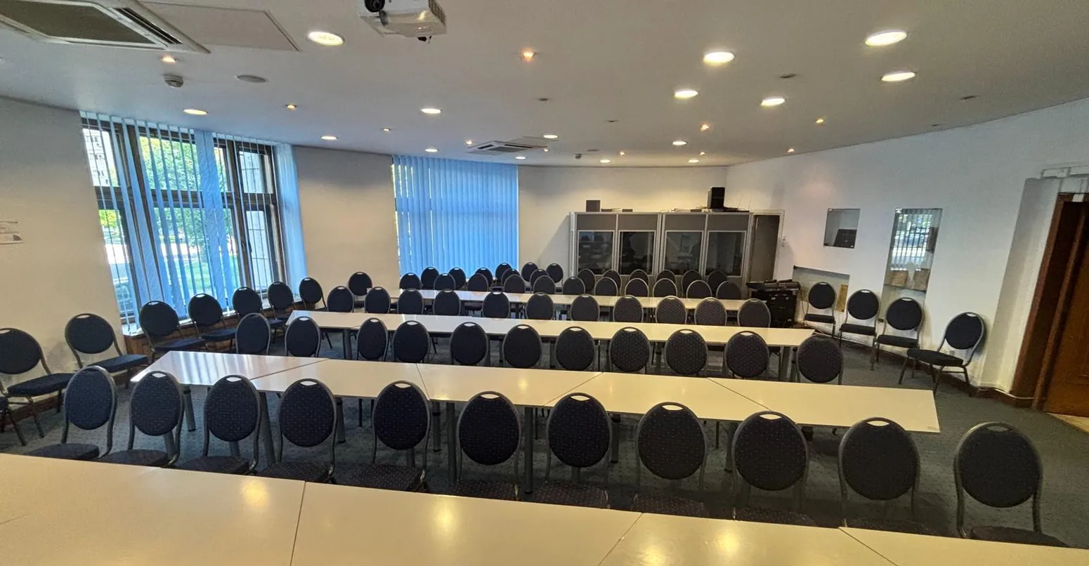 Sala mică amenajată cu mese