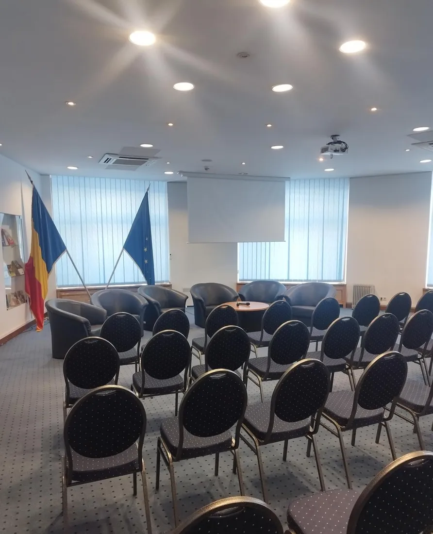 Sala mică CONFERA amenajată tip teatru