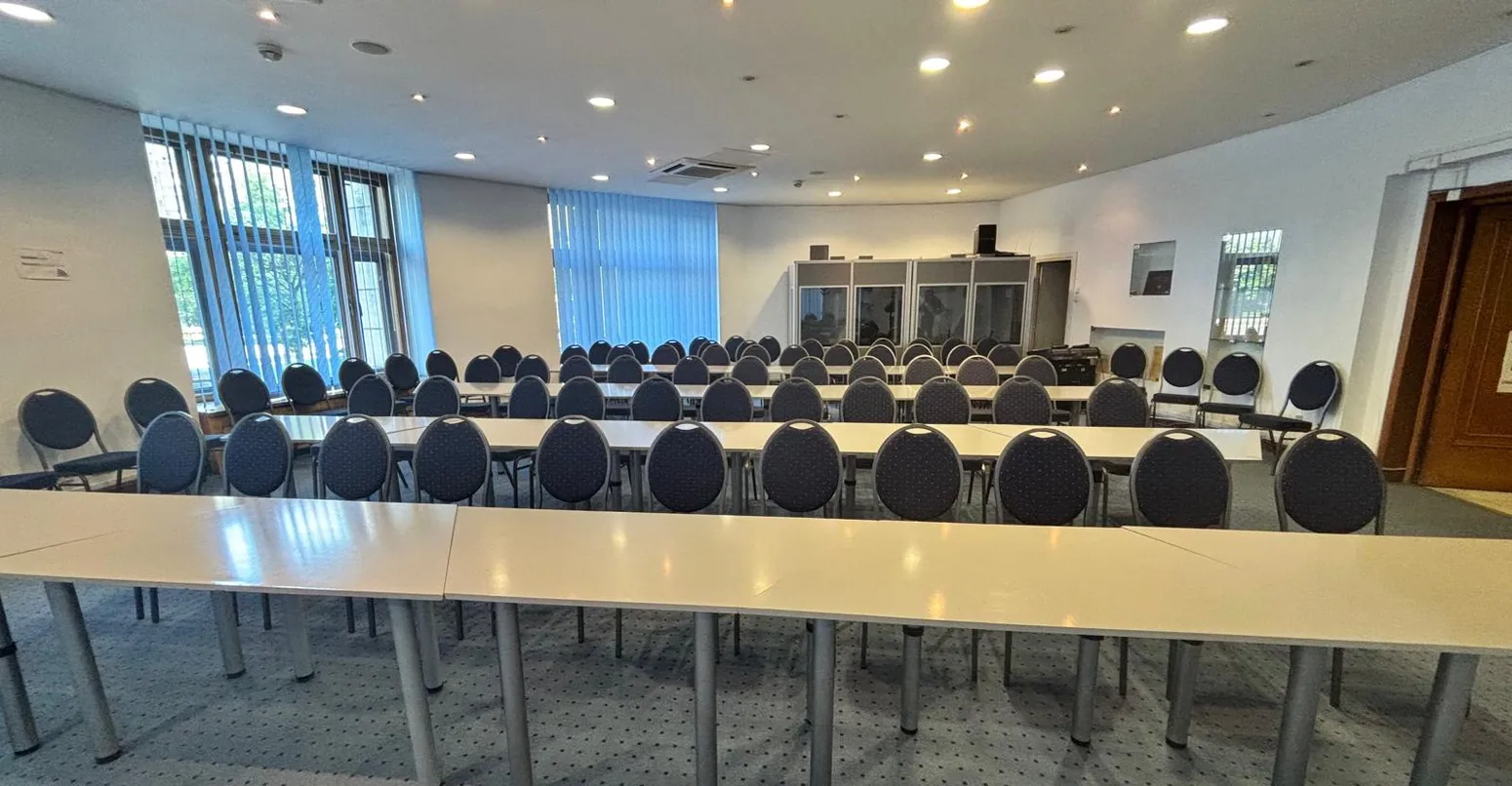Sala mică amenajată pentru training